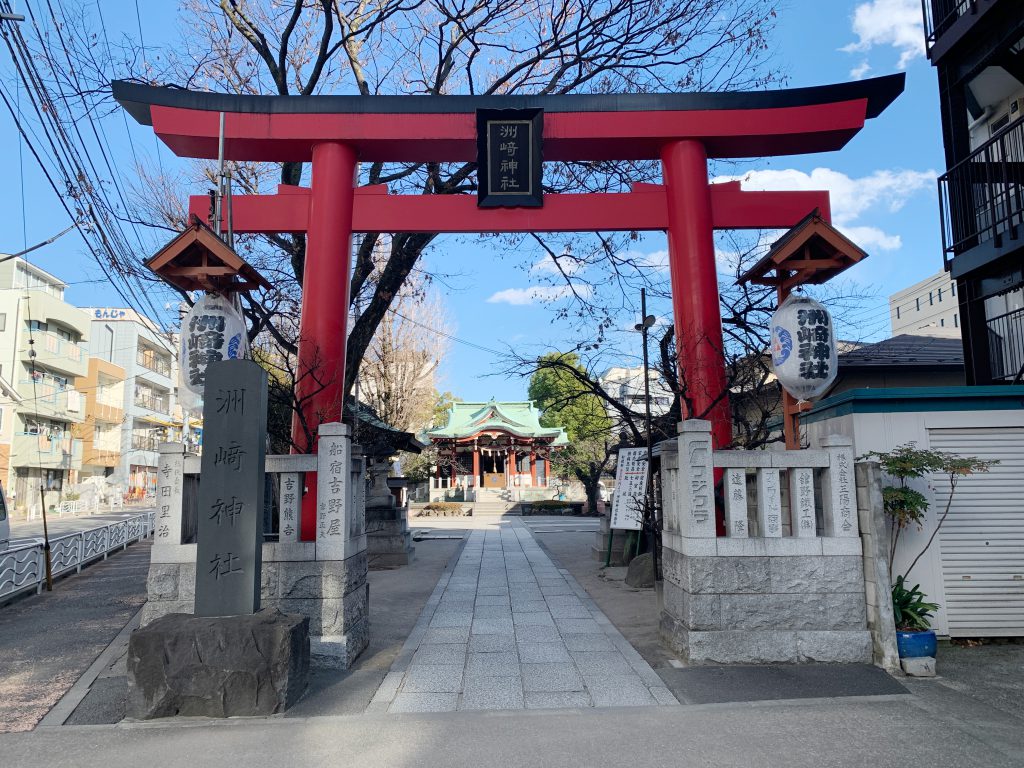 新田橋を渡ると見える洲﨑神社鳥居。