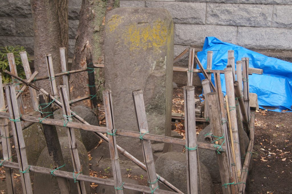 三夕碑芭蕉の弟子三俳人のタベの句碑と力石