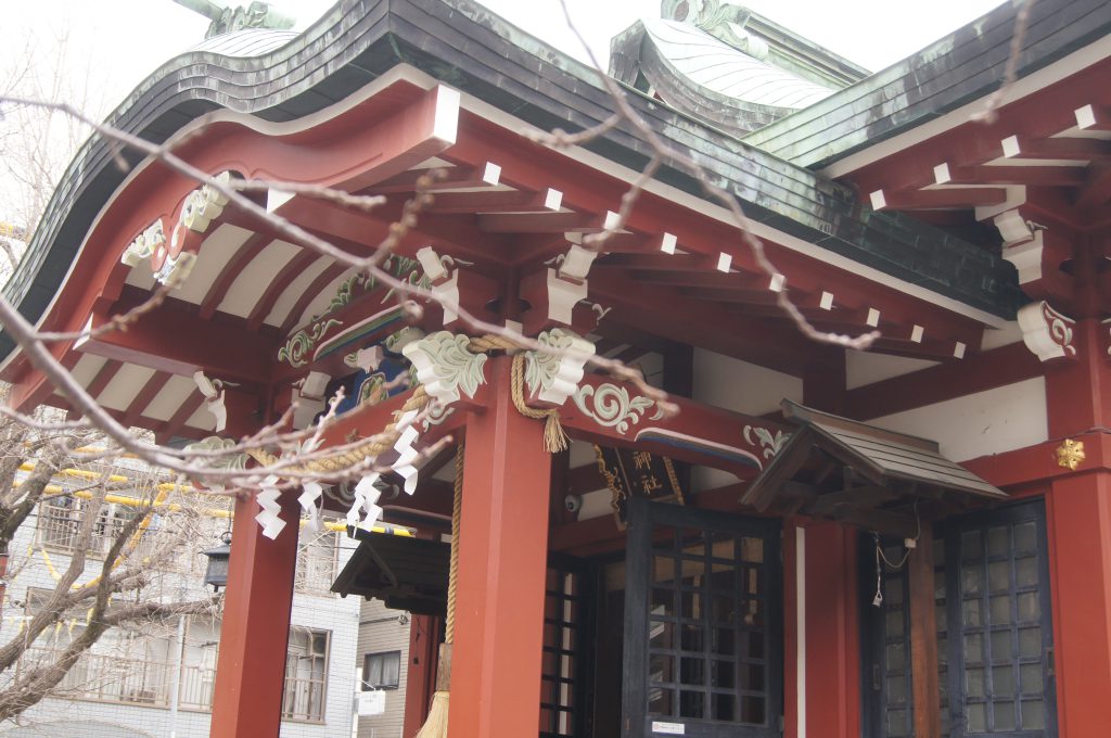 洲﨑神社の秋。境内の木々の紅葉が美しい。
